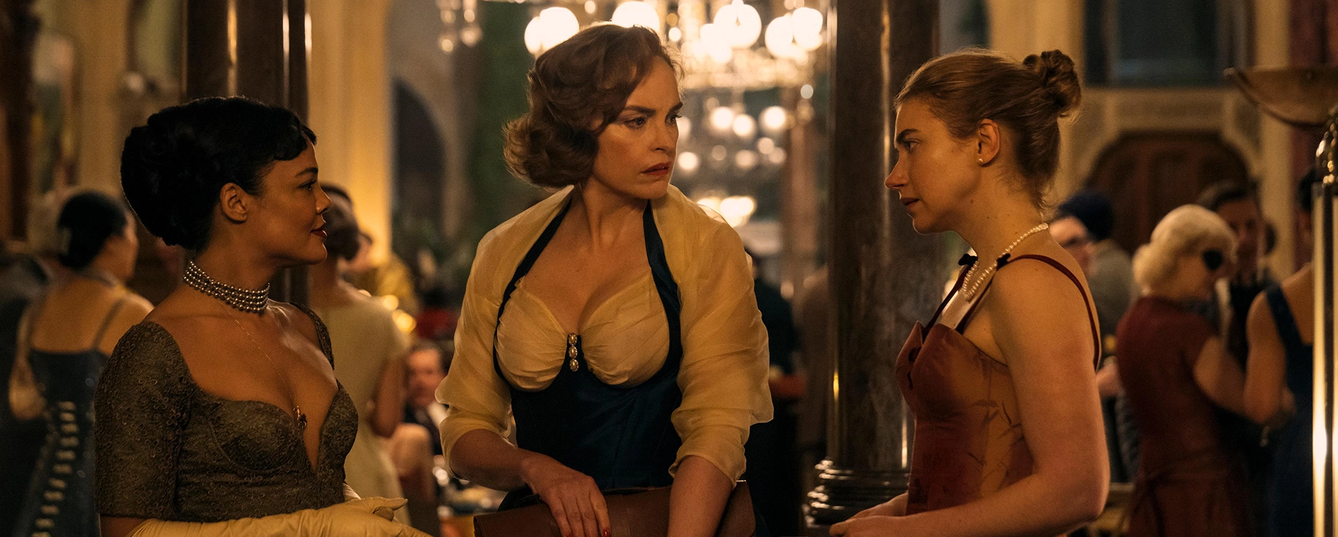 Hedda: tres mujeres en una fiesta elegante